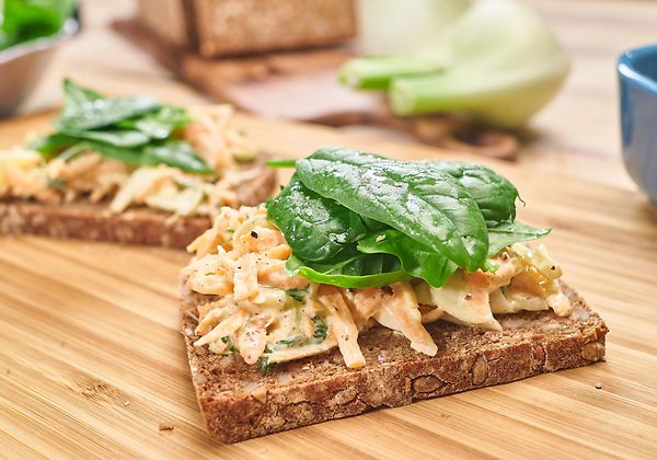 Vollkornbrot mit Möhren-Fenchel- Nuss-Frischkäse | Die Techniker